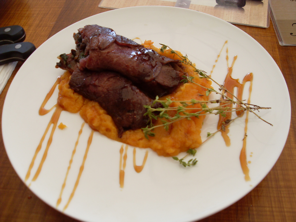 רול סינטה על מצע פירה בטטה