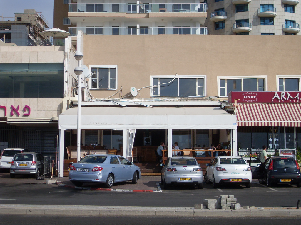 המסעדה מבחוץ נטולת השלט