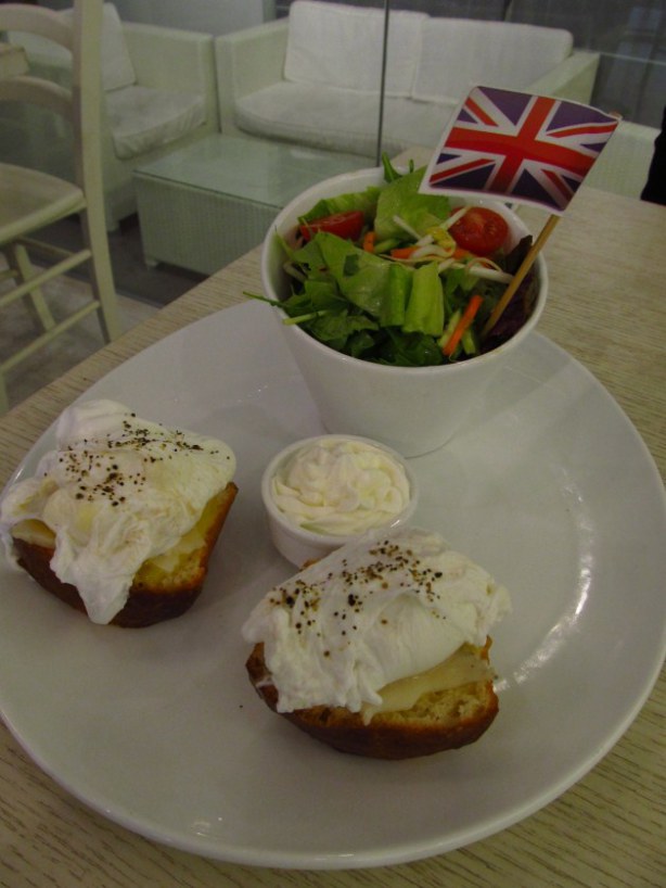 מלכת אנגליה- מאחוריך!