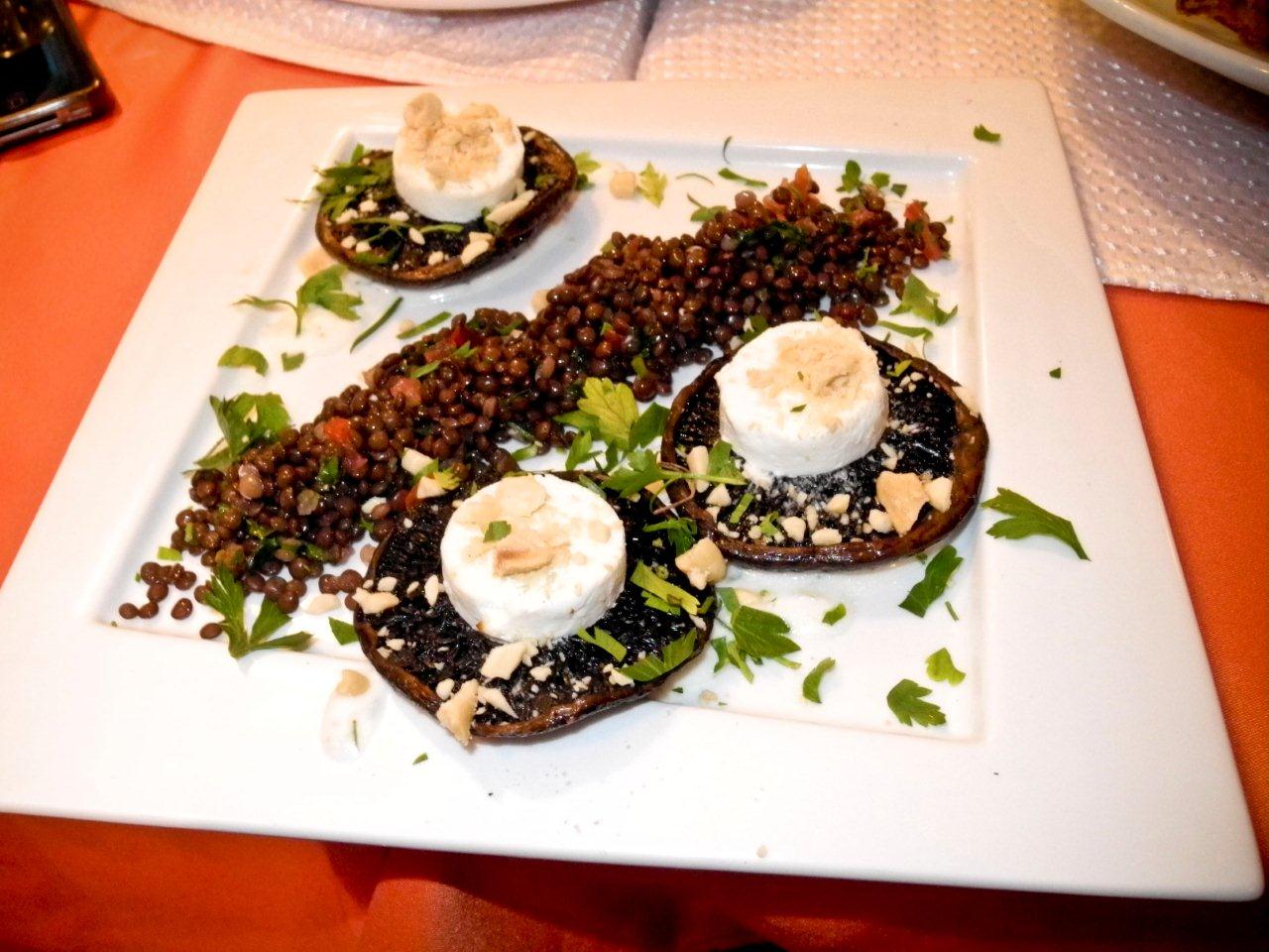 פורטובלו, גבינת צאן וסלט עדשים שחורות