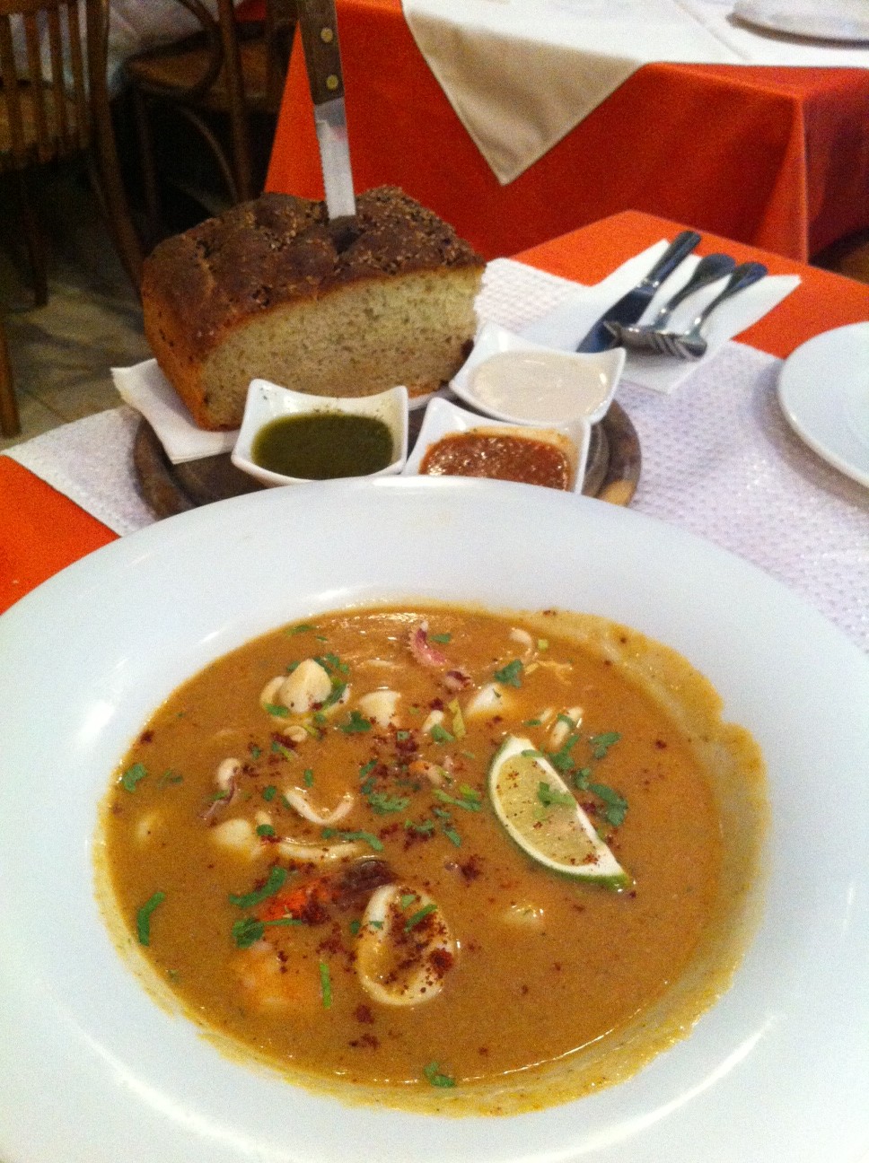 מרק סרטנים ולחם הבית עם המטבלים