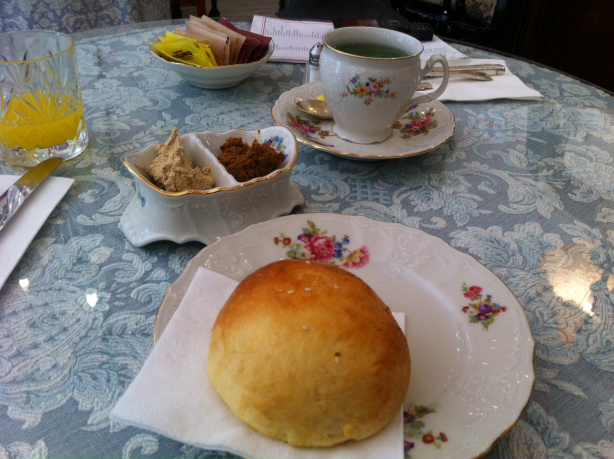 לחמניית חלב והמטבלים