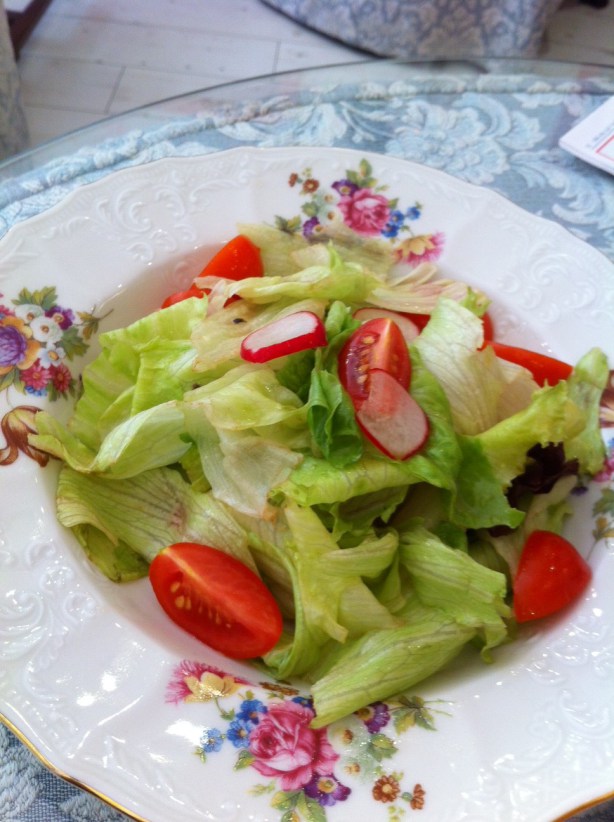 הפחזניות מגיעות עם סלט רענן