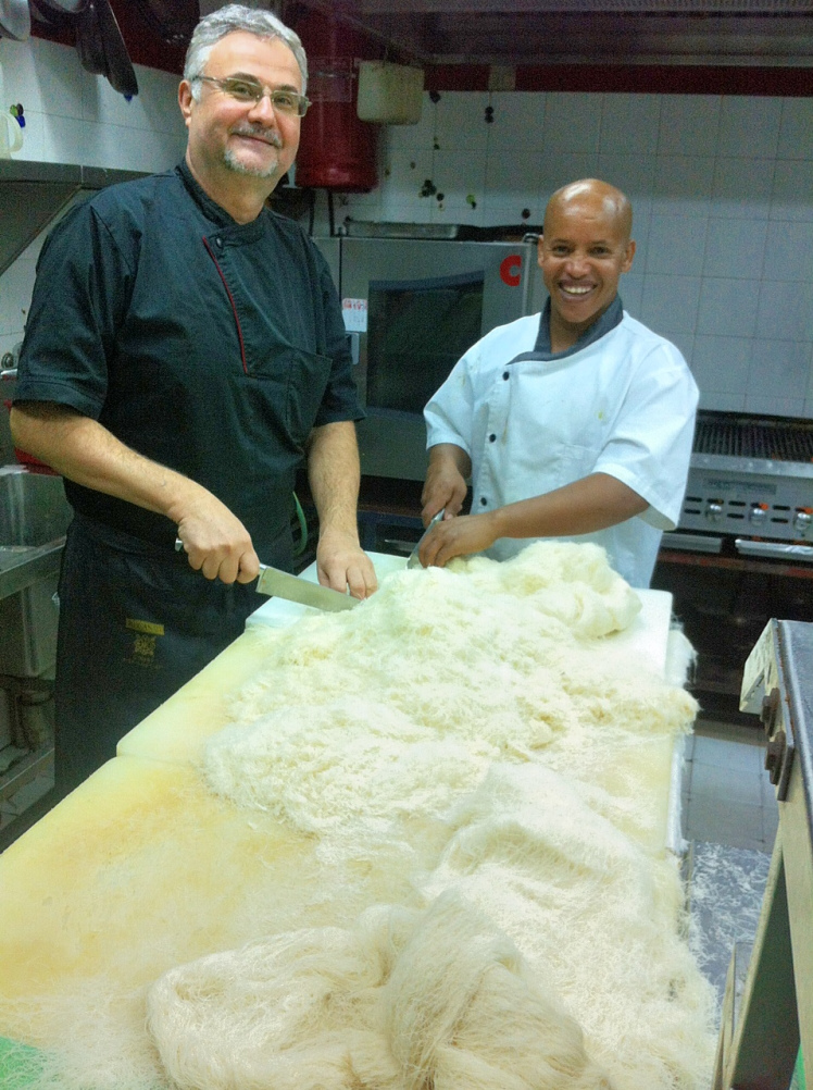 השף בני והסו שף עובדים על שערות קדאיף. צילום: הפיה השחורה