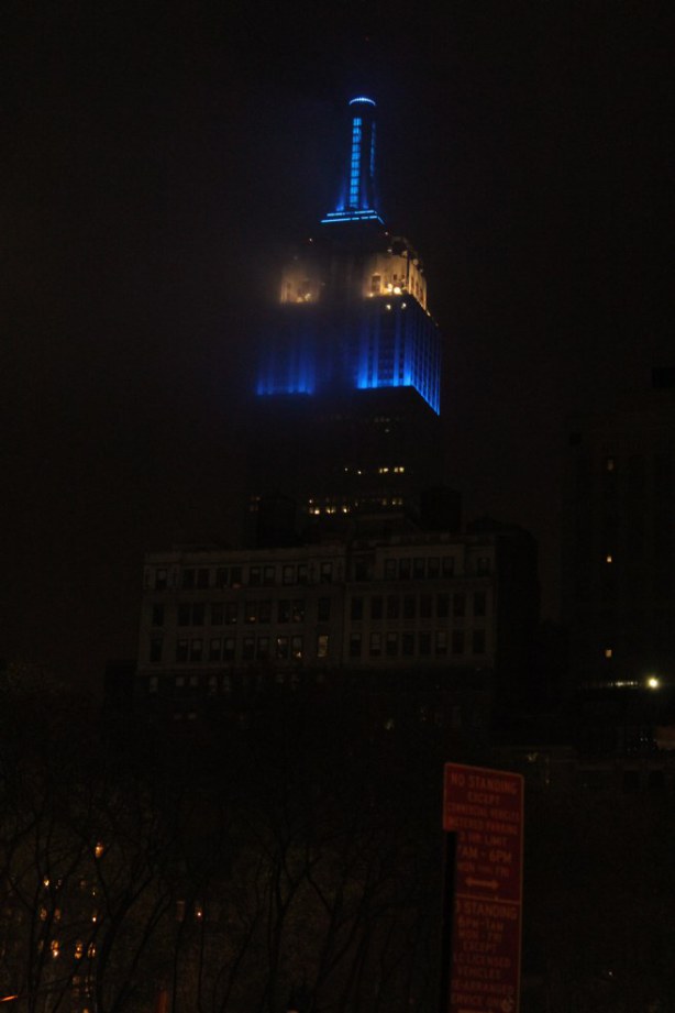 כל לילה הוא מואר בצבע אחר