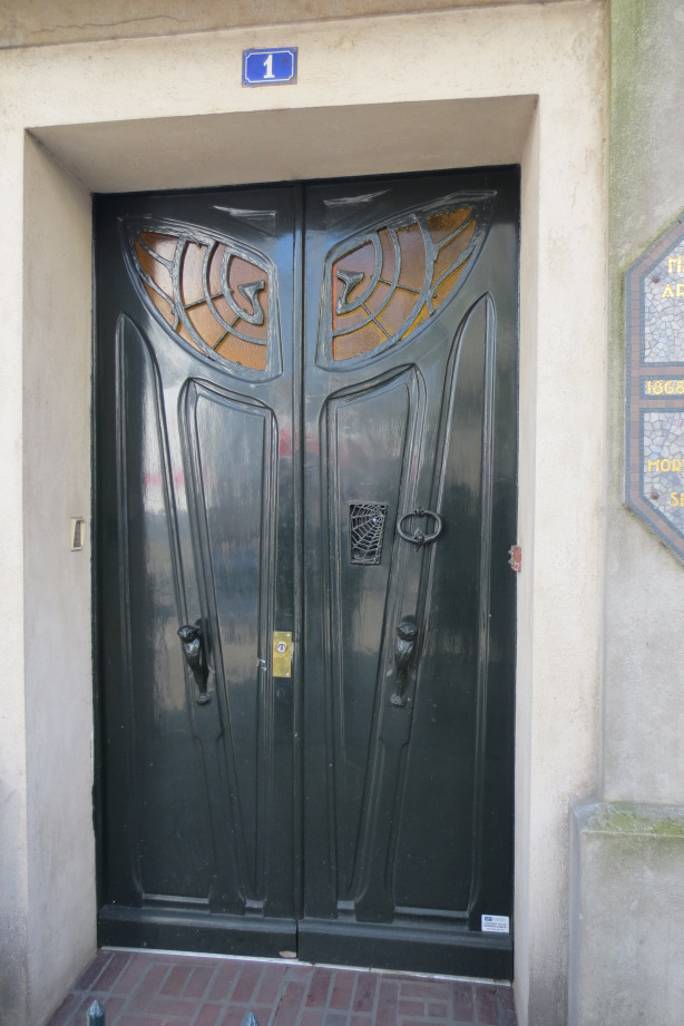 פריז במונמרטה ליד מוזיאון בו מציגים עכשיו את דאלי