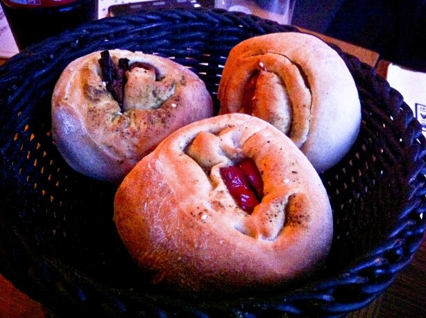 ואלה הלחמניות שמקבלים עם המנות ויש בהן פלפלים או חצילים. שווה!