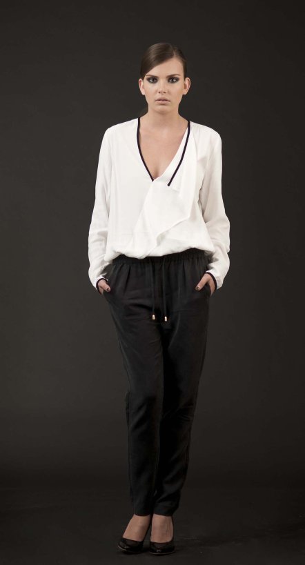 סאקס מכנס קשירה 698שח חולצה 598שח