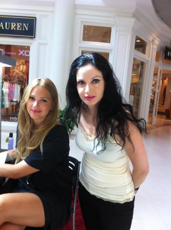 ולסיום- אני ואסתי גינבורג הפרזנטורית של רשת אפריל