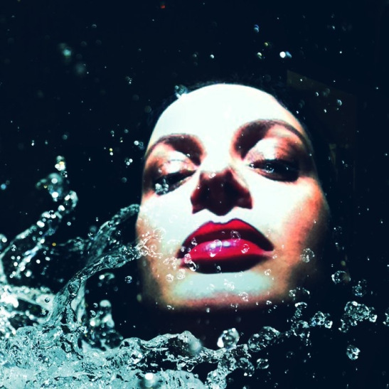 הפיה השחורה ברגע דרמטי במיוחד