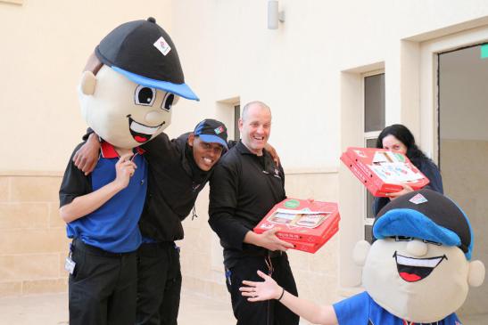 אני מתחבאת כי אני חולה בבית וחוסכת לכם את פניי נטולי הפוטושופ