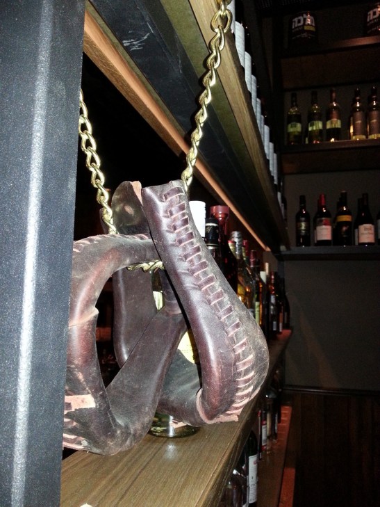 בוקרים אמיתיים אוכלים בשר. צילום: אביגיל לאפין גרא