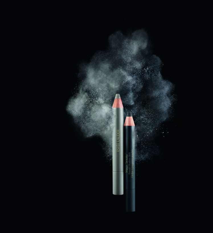 אסתי לאודר מג'יק סמוקי שחור כסף - מחיר השקה 99 שח עד סוף ינואר (מחיר צרכן 139 שח) - להשיג ברשתות הפארם אפריל ומשביר - קרדיט יחצ חול MAGIC SMOKEY BLACK